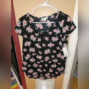NWT Decree Short Sleeves Blouse size Small  Black/ Flowers "G"
